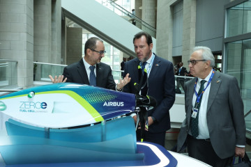 Óscar Puente visita las instalaciones de Airbus en Canadá.