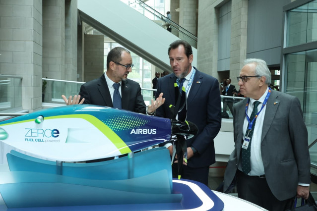 Óscar Puente visita las instalaciones de Airbus en Canadá.