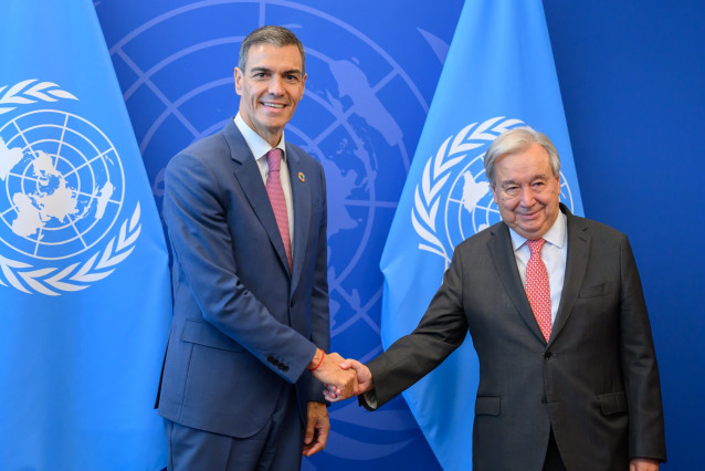 El presidente del Gobierno de España, Pedro Sánchez, saluda al secretario general de Naciones Unidas, António Guterres