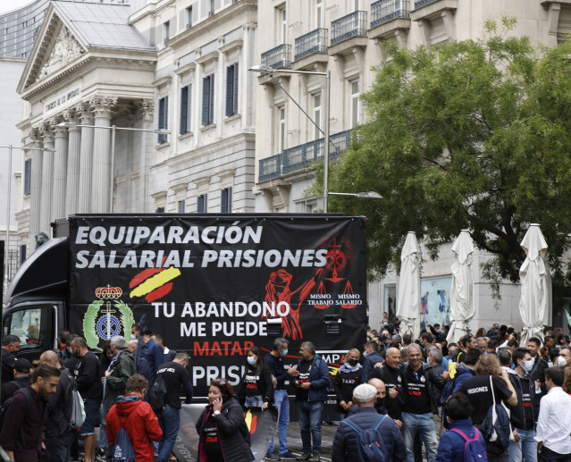 Archivo - Varios funcionarios de prisiones junto a un furgón de la asociación Tu Abandono Me Puede Matar durante una manifestación por la equiparación salarial, a 22 de septiembre de 2021, en Madrid, (España).