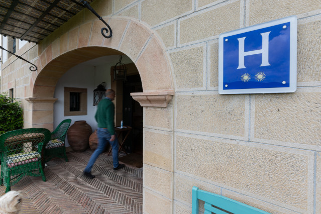 Archivo - Entrada a un hotel