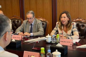 La alcaldesa de Zaragoza, Natalia Chueca, se reúne con el grupo empresarial chino Juneyao.