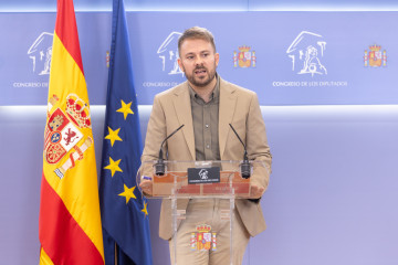 El diputado de Sumar Alberto Ibáñez durante una rueda de prensa anterior a la Junta de Portavoces, en el Congreso de los Diputados, a 16 de septiembre de 2025, en Madrid (España).