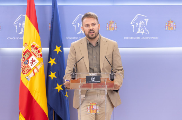 El diputado de Sumar Alberto Ibáñez durante una rueda de prensa anterior a la Junta de Portavoces, en el Congreso de los Diputados, a 16 de septiembre de 2025, en Madrid (España).