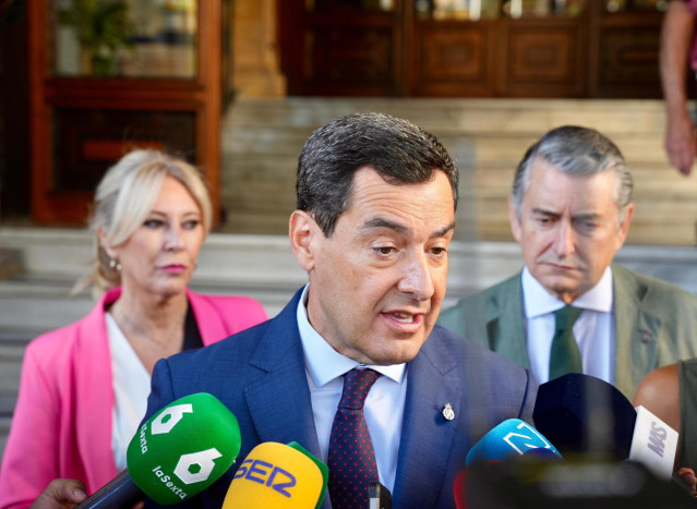 El presidente de la Junta de Andalucía, Juanma Moreno, atiende a los medios tras participar en un foro organizado por el diario digital 'El Confidencial' en Sevilla.