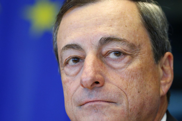 Archivo - El presidente del Banco Central Europeo, Mario Draghi, antes de una reunión del comité económico y de asuntos monetarios del Parlamento Europeo en Bruselas, sep 23 2013. Sondeos de confianza y de producción han fortalecido la visión de que la ac