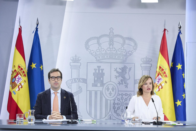 El ministro de Economía, Comercio y Empresa, Carlos Cuerpo y la ministra de Educación, Formación Profesional y Deportes y portavoz del Gobienrno, Pilar Alegría