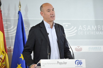 El portavoz del PP en la Asamblea de Extremadura, José Ángel Sánchez Juliá, en rueda de prensa tras la Junta de Portavoces de la Cámara regional