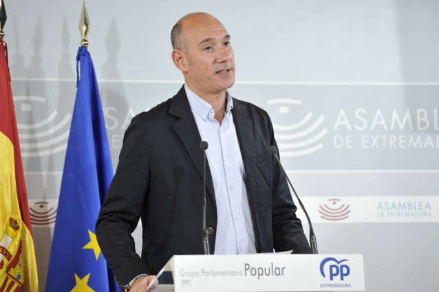 El portavoz del PP en la Asamblea de Extremadura, José Ángel Sánchez Juliá, en rueda de prensa tras la Junta de Portavoces de la Cámara regional