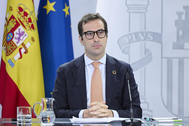 El ministro de Economía, Comercio y Empresa, Carlos Cuerpo, interviene durante una rueda de prensa tras el Consejo de Ministros, en el Palacio de la Moncloa, a 23 de septiembre de 2025, en Madrid (España).
