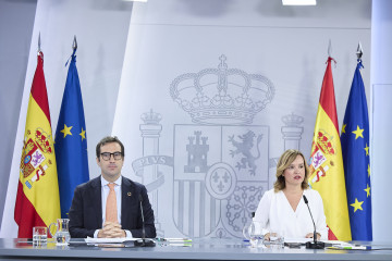 El ministro de Economía, Comercio y Empresa, Carlos Cuerpo y la ministra de Educación, Formación Profesional y Deportes y portavoz del Gobienrno, Pilar Alegría