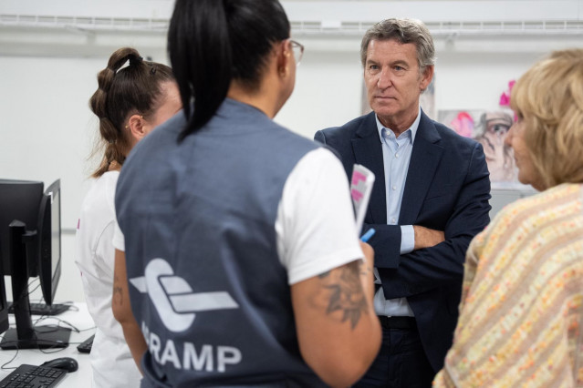 El líder del PP, Alberto Núñez Feijóo, visita la Asociación para la Prevención, Reinserción y Atención de la Mujer Prostituida (APRAMP) .