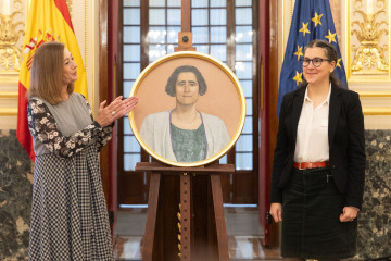 La presidenta del Congreso, Francina Armengol, en el acto de la colocación del retrato circular de la sufragista española Clara Campoamor