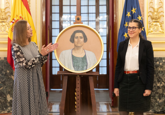 La presidenta del Congreso, Francina Armengol, en el acto de la colocación del retrato circular de la sufragista española Clara Campoamor