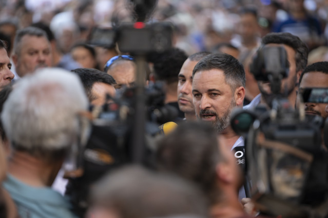 Archivo - El líder de Vox y candidato a presidir el Gobierno, Santiago Abascal, atiende a los medios durante un acto de campaña electoral, en la Plaza de la Justicia de Zaragoza, a 8 de julio de 2023, en Zaragoza, Aragón (España).