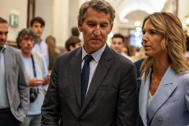 El presidente del PP, Alberto Núñez Feijóo y la diputada del PP Cayetana Álvarez de Toledo salen de una sesión plenaria en el Congreso de los Diputados, a 17 de septiembre de 2025, en Madrid (España).