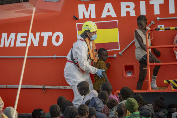 Archivo - Salvamento Marítimo rescata a varios menores cerca del Puerto de la Restinga, a 28 de noviembre de 2024, en El Hierro, Santa Cruz de Tenerife, Tenerife, Canarias (España). Un cayuco con 13