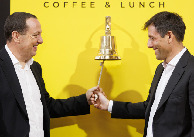 Archivo - (I-D) Los fundadores de Vanadi Coffee, Salvador Martí y Vicente Terol durante el tradicional toque de campana con motivo de su incorporación al mercado de valores BME Growth, en el Palacio de la Bolsa, a 20 de julio de 2023, en Madrid (España).