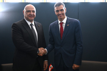 El presidente del Gobierno, Pedro Sánchez (d), se reúne con el presidente del líbano, Joseph Khalil Aoun (i), durante la sesión de apertura del Debate General del 80º período de sesiones de la A
