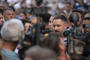 Archivo - El líder de Vox y candidato a presidir el Gobierno, Santiago Abascal, atiende a los medios durante un acto de campaña electoral, en la Plaza de la Justicia de Zaragoza, a 8 de julio de 202