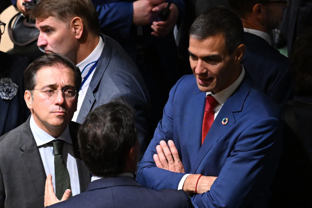 El presidente del Gobierno, Pedro Sánchez (d), y el ministro de Asuntos Exteriores, Unión Europea y Cooperación (i) durante la sesión de apertura del Debate General del 80º período de sesiones de la Asamblea General de Naciones Unidas, a 23 de septiembre