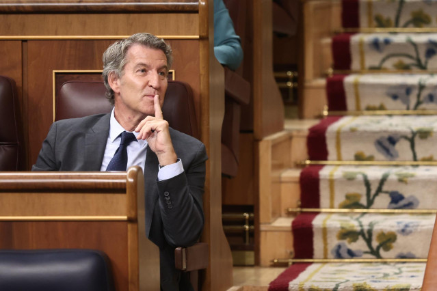 El presidente del PP, Alberto Núñéz Feijóo, durante una sesión de control al Gobierno en el Congreso de los Diputados, a 17 de septiembre de 2025, en Madrid (España).