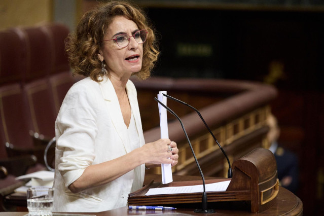 Archivo - La vicepresidenta primera y ministra de Hacienda, María Jesús Montero, durante un pleno en el Congreso de los Diputados, a 25 de junio de 2025, en Madrid (España).
