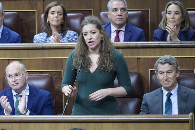 La portavoz del PP en el Congreso, Ester Muñoz, interviene durante una sesión de control en el Gobierno, en el Congreso de los Diputados, a 24 de septiembre de 2025, en Madrid (España). La ausencia del presidente del Gobierno, quien se encuentra en Nueva