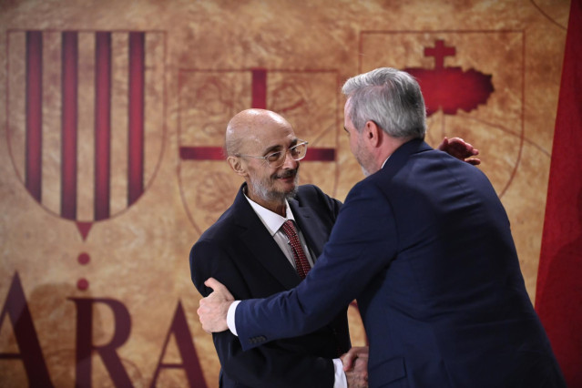 Archivo - El expresidente de Aragón Javier Lambán (i) y el presidente del Gobierno de Aragón, Jorge Azcón (d), durante el acto de entrega del retrato de Javier Lambán, en la sala de la Corona del Edificio Pignatelli.