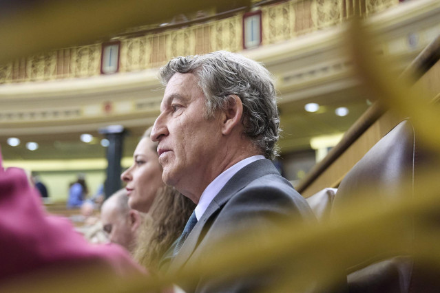 El presidente del PP, Alberto Núñez Feijóo, durante una sesión de control en el Gobierno, en el Congreso de los Diputados, a 24 de septiembre de 2025, en Madrid (España). La ausencia del presidente del Gobierno, quien se encuentra en Nueva York para parti
