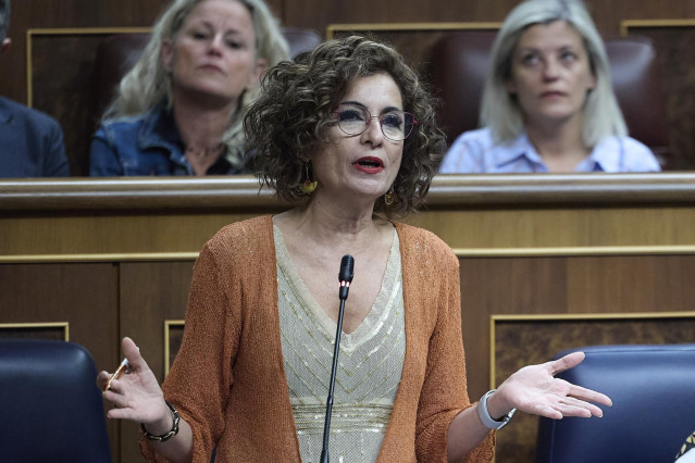 La vicepresidenta primera y ministra de Hacienda, María Jesús Montero, interviene durante una sesión de control en el Gobierno, en el Congreso de los Diputados, a 24 de septiembre de 2025, en Madrid (España).