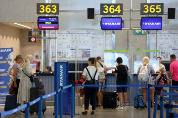 EuropaPress 4619506 cientos turistas hacen colas puestos embarque ryanair aeropuerto costa sol