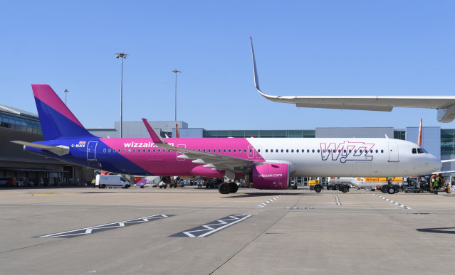 Archivo - Avión de Wizz Air.