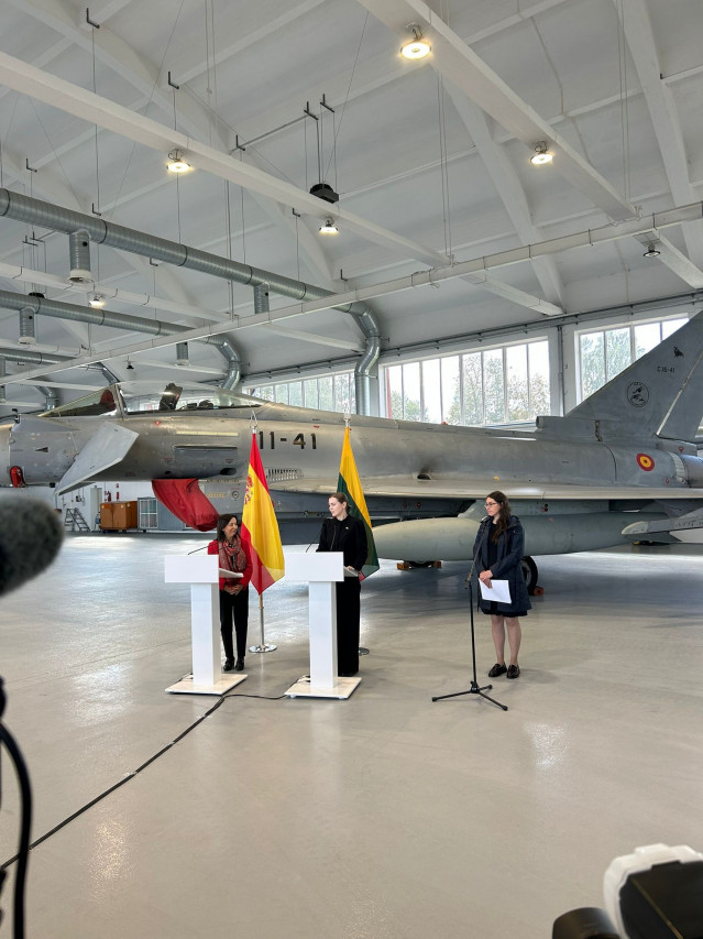 La ministra de Defensa, Margarita Robles, durante su visita a la base de Siuliai, en Lituania