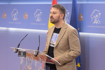 El diputado de Sumar Alberto Ibáñez durante una rueda de prensa anterior a la Junta de Portavoces, en el Congreso de los Diputados, a 23 de septiembre de 2025, en Madrid (España).