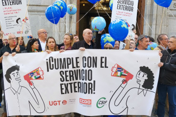 Protesta de miembros del Personal Laboral del Servicio Exterior (PLEX) frente a la sede del Ministerio de Hacienda para reclamar una mejora salarial