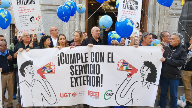 Protesta de miembros del Personal Laboral del Servicio Exterior (PLEX) frente a la sede del Ministerio de Hacienda para reclamar una mejora salarial