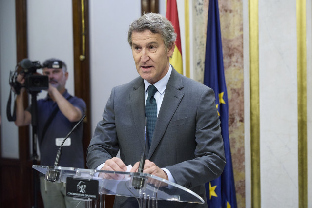 El presidente del PP, Alberto Núñez Feijóo, durante una rueda de prensa en el Congreso de los Diputados, a 24 de septiembre de 2025, en Madrid (España).