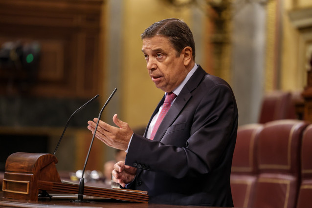 El ministro de Agricultura, Luis Planas, interviene durante una sesión plenaria en el Congreso de los Diputados, a 17 de septiembre de 2025, en Madrid (España).