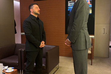 El Rey Felipe VI conversa con el presidente de Ucrania, Volodimir Zelenski, en la sede de las Naciones Unidas, a 24 de septiembre de 2025, en Nueva York (Estados Unidos).