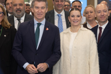 Archivo - El presidente del Partido Popular, Alberto Núñez Feijóo y la presidenta de Baleares, Marga Prohens, durante su visita a la Feria Internacional de Turismo (FITUR), en IFEMA Madrid, a 23 de