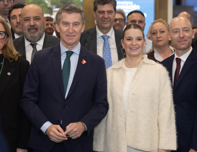 Archivo - El presidente del Partido Popular, Alberto Núñez Feijóo y la presidenta de Baleares, Marga Prohens, durante su visita a la Feria Internacional de Turismo (FITUR), en IFEMA Madrid, a 23 de enero de 2025, en Madrid (España).