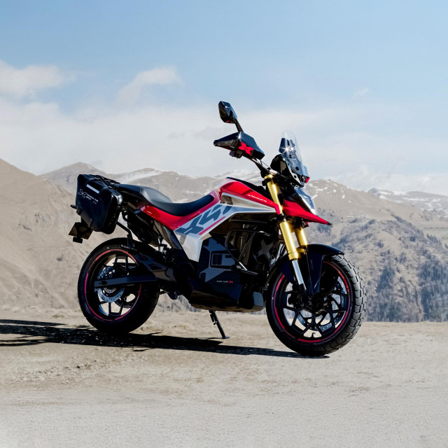 Ultraviolette presenta la nueva X-47 Crossover, la primera moto del mundo con radar integrado de serie.