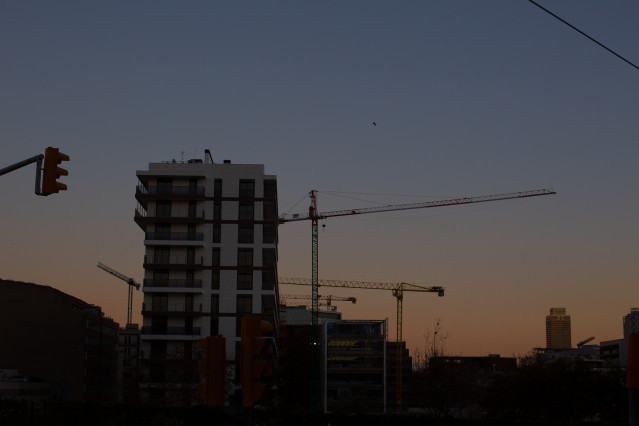 Archivo - Edificios de viviendas en construcción