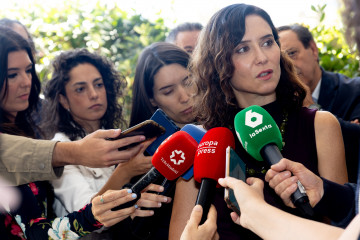 Imagen de la presidenta de la Comunidad de Madrid, Isabel Díaz Ayuso, ofreciendo declaraciones a los medios.