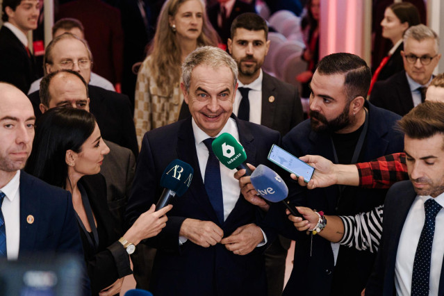 El expresidente del Gobierno José Luis Rodríguez Zapatero atiende a los medios tras el encuentro 'China-Europe Talent Forum', organizado por el Grupo Adecco y la Beijing Talent Work Bureau', en el Hotel Mandarin Oriental Ritz, a 25 de septiembre de 2025,