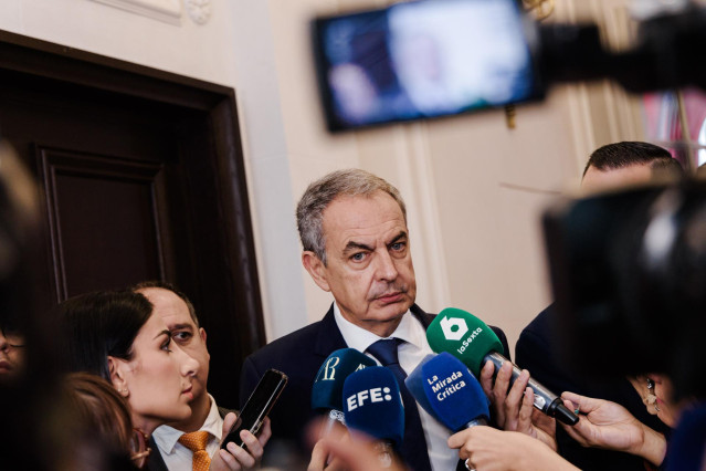 El expresidente del Gobierno José Luis Rodríguez Zapatero atiende a los medios tras el encuentro 'China-Europe Talent Forum', organizado por el Grupo Adecco y la Beijing Talent Work Bureau', en el Hotel Mandarin Oriental Ritz, a 25 de septiembre de 2025,