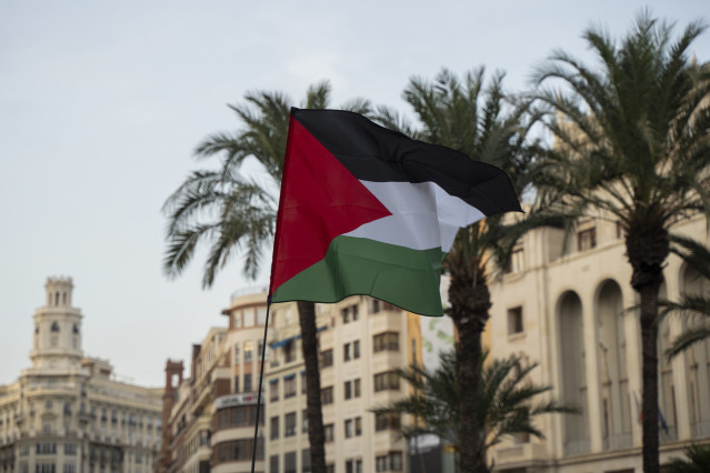 Archivo - Una bandera palestina durante una manifestación en la plaza del Ayuntamiento de València