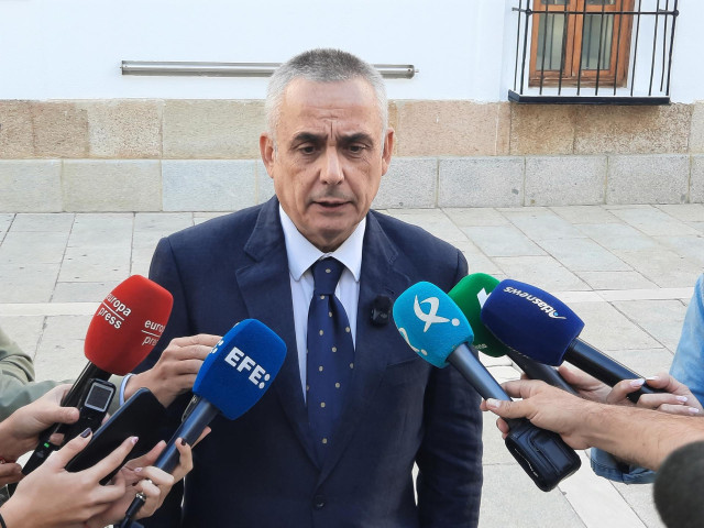 El presidente del Grupo Parlamentario Vox en la Asamblea de Extremadura, Ángel Pelayo Gordillo, atiende a los medios de comunicación