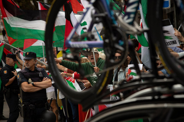 Decenas de personas durante una concentración contra la participación de Israel en la Vuelta Ciclista de España, , a 9 de septiembre de 2025, en Pontevedra, Galicia (España).